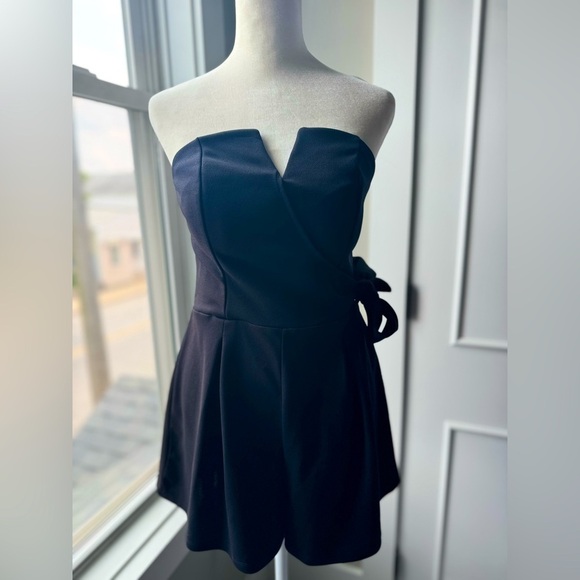 BLACK ROMPER With bow on the side SIZE MEDIUM Classic Black Romper - Picture 1 of 8